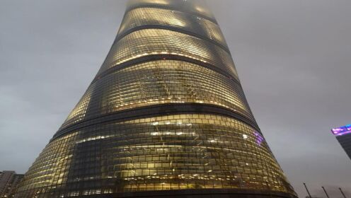 上海中心大厦，斥资超过100亿，高度632米，让人类矗立云端眺望世界