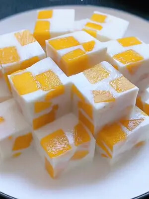 奶香浓郁,干净卫生,孩子吃的放心#牛奶布丁 #芒果布丁 #白凉粉 #水果