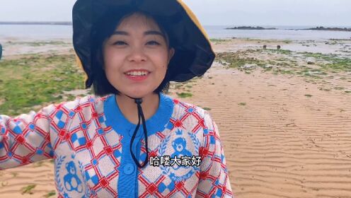 赶海小章带你抓海鲜:大潮后小章赶海,恰巧遇到排水口放鱼,一个个活蹦