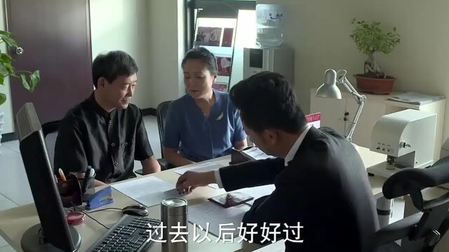 咱们:年轻夫妻来离婚非说英语,把工作人员整愣了,搞什么啊爱情