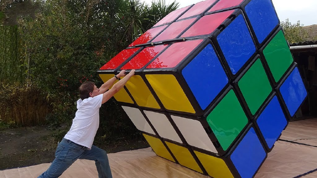 世界上巨大的魔方,比成人还要高,没点力气想要复原可不行!