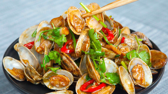 青岛小海鲜辣炒花蛤,口感鲜美,原汁原味,一人一盘不够吃