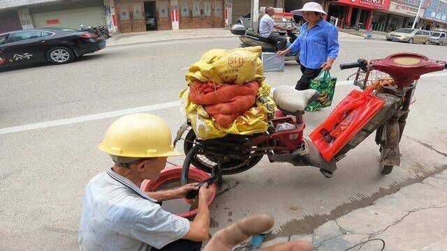 打磨内胎也要技术,二哥把技术分析给大家 #电动车 #专业维修保养 #自行车维修