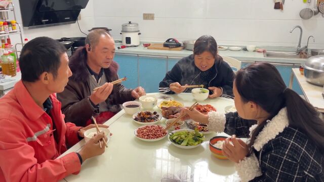 家里来亲戚了,媳妇掌厨做饭,婆婆打下手,一会一桌子菜就齐了