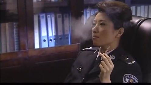 女局长抽烟姿势潇洒，谁知下属不敲门就进，局长不好意思了