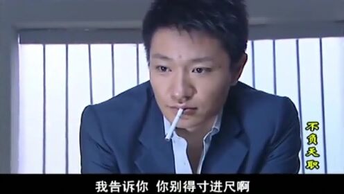 神偷戴着手铐想抽烟，顺便展示一手绝活，连警察都看傻眼了