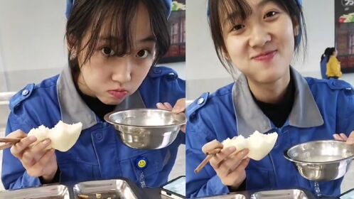 女生在工厂上班吃着清淡饭菜,抬头一笑瞬间酥化众人:劳动最美丽