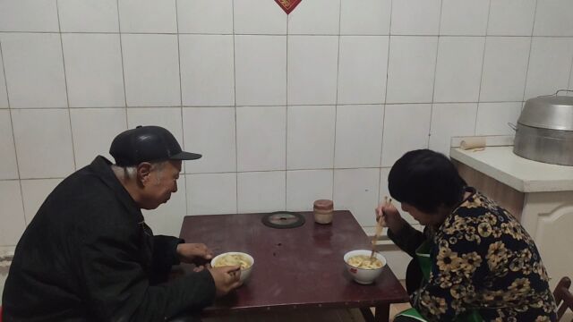 婆婆改善伙食做拉片子,出锅一人要吃两大碗,馋的公公一口一个美