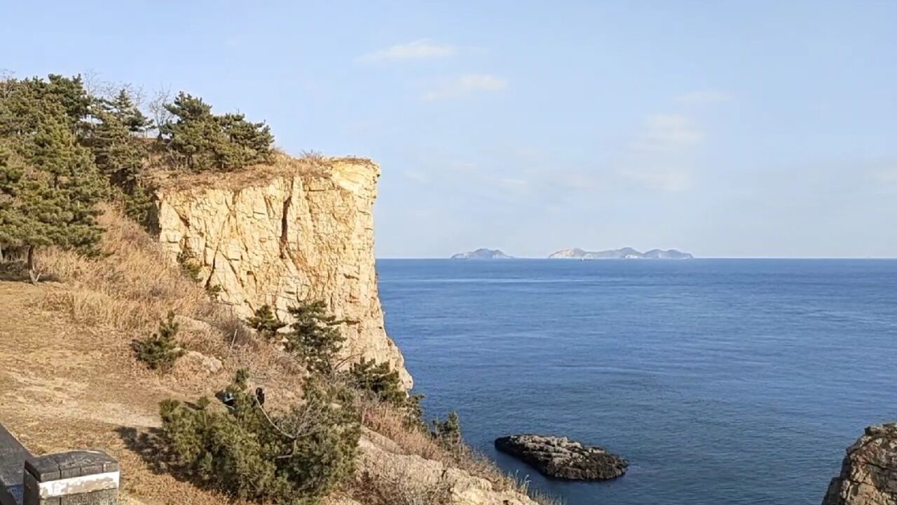 大连石槽一处断崖像人脸看向大海,被称为石老人