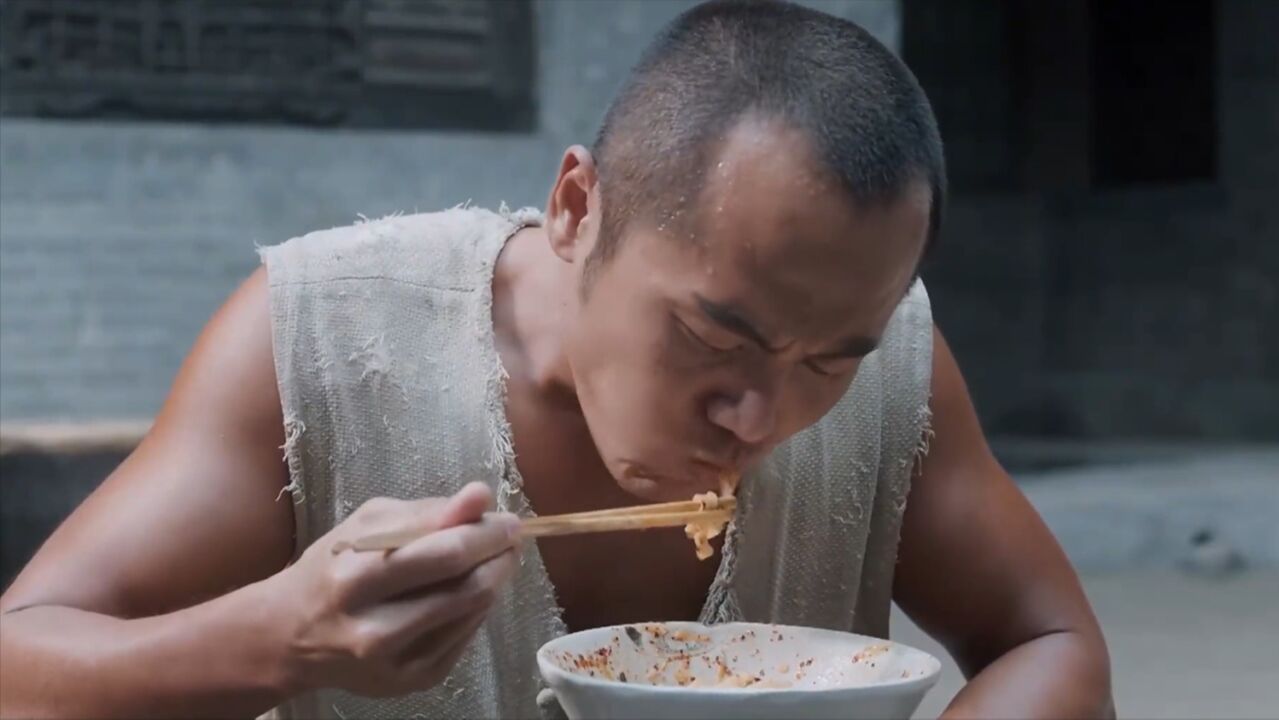 黑娃连吃5碗油泼面,一口面一口蒜真香,两大黑娃吃戏对比!