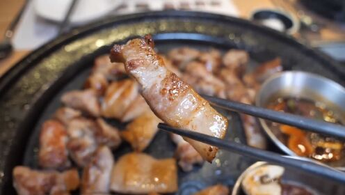 韩国这家烤肉店月销售额1亿！五花肉，脖子肉整一盘，真过瘾