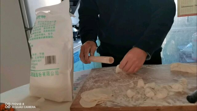 今天自己动手包饺子