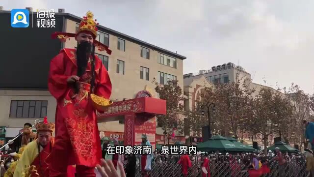 家乡的年味|大年初二济南街头上演踩高跷表演 技艺精湛引得观众拍手叫好