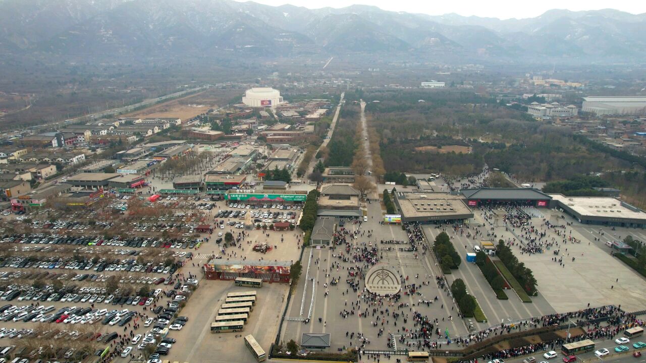 航拍西安临潼秦始皇帝陵博物馆人气爆棚