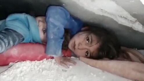 叙利亚地震2名孩子被埋废墟，7岁的女孩撑起手臂护住弟弟的头！