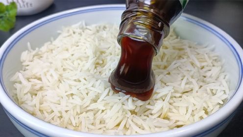 把蚝油倒入米饭中，出锅瞬间变美食，吃一次就忘不了，真解馋