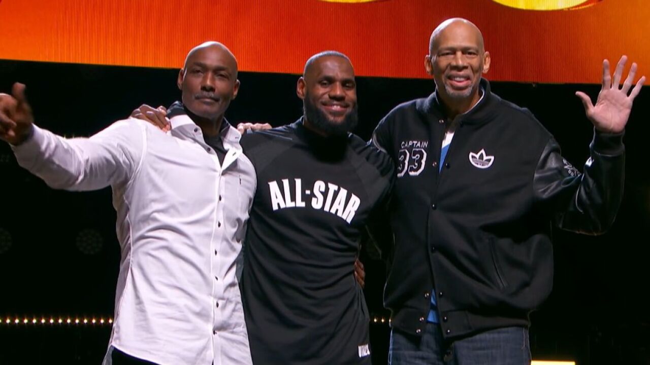 nba全明星中场庆祝詹姆斯加冕历史得分王!老詹合影贾巴尔马龙