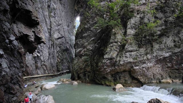 探寻神秘古代文化,走进四川达州賨人谷景区