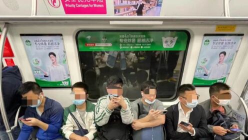 只是说说？地铁女士优先车厢坐满男子，旁边至少站了5位女性