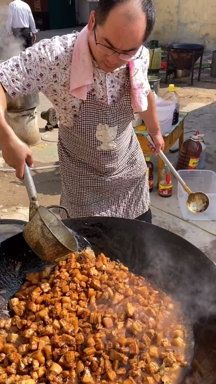 农村大锅菜一口大铁锅