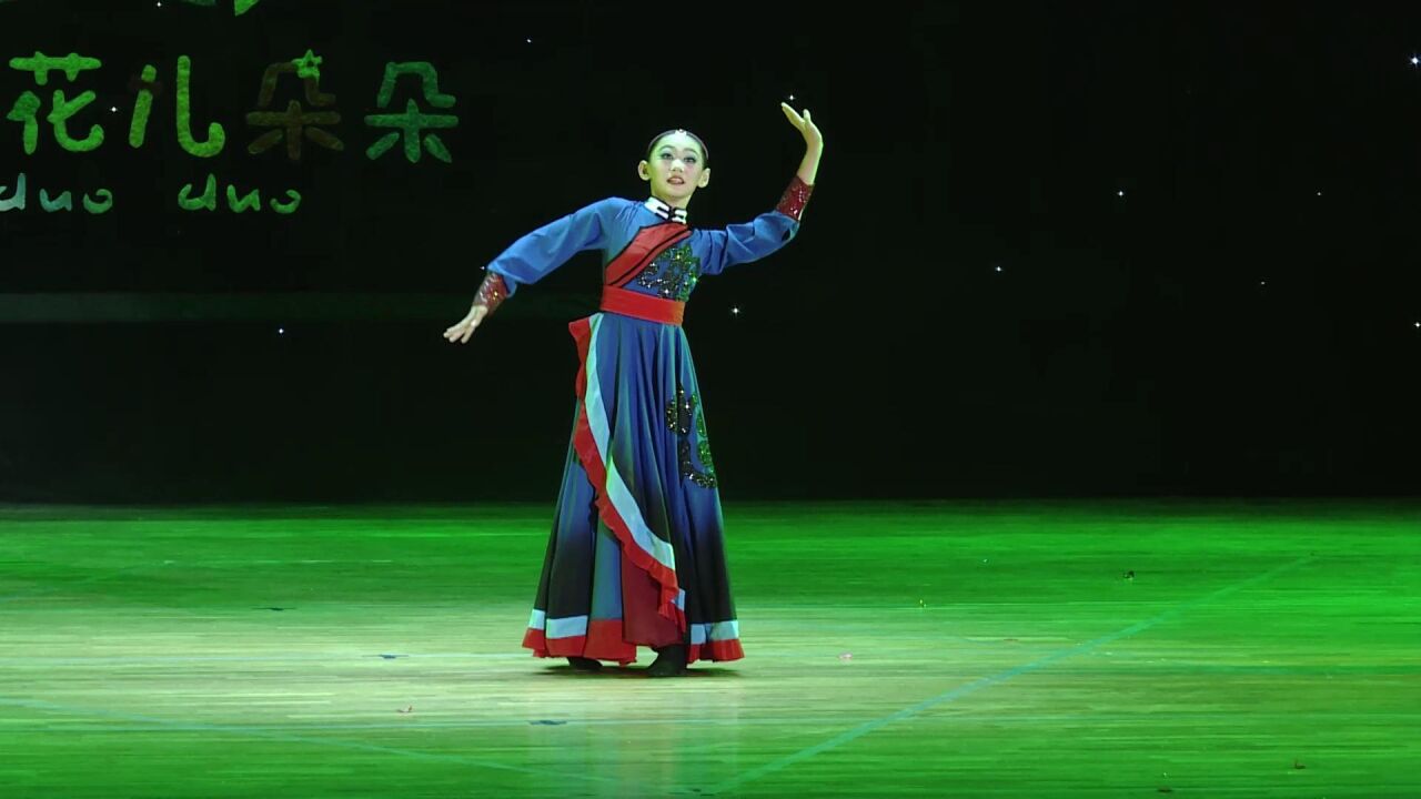 独舞《寂静的草原》是一支蒙古族舞蹈作品，小演员的动作节奏明快，舞步轻捷，举手投足间都在诠释草原的辽阔，舞台张力十分突出_高清1080P在线观看 ...