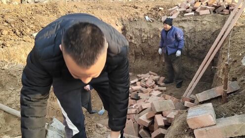 今天开始砌墙了挖的化粪池，请了几个村里的长辈来帮忙