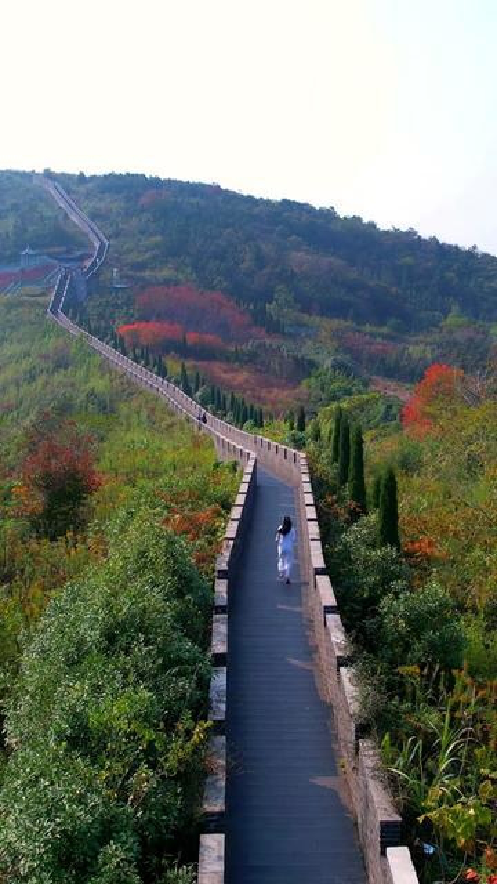 我在无锡宜兴大潮山发现了一座小长城,自驾可直接开到山顶,爬到最高处