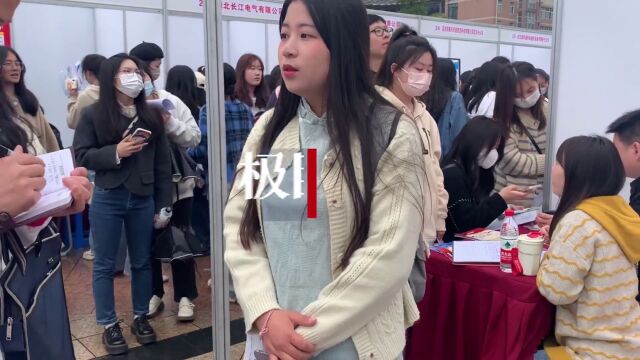 【视频】大三学生提前“赶场”女大学生招聘会