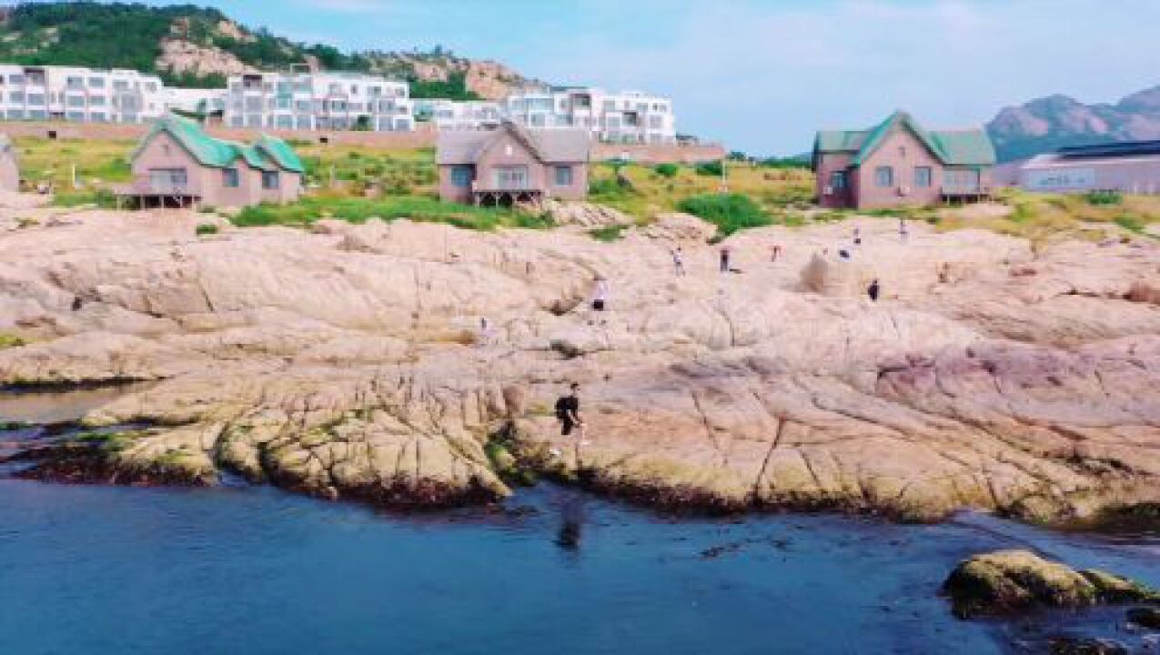 最in山东打卡地丨威海金石湾艺术园,穿行在这里的神仙海草房中,就像