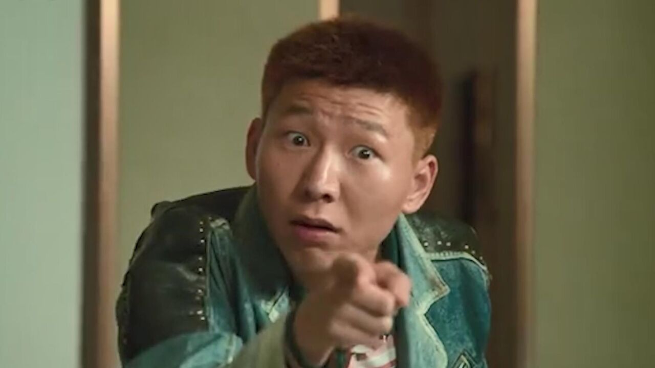 《狂飙》李宏伟观战北京男篮,本人意外害羞腼腆,与剧里反差好大