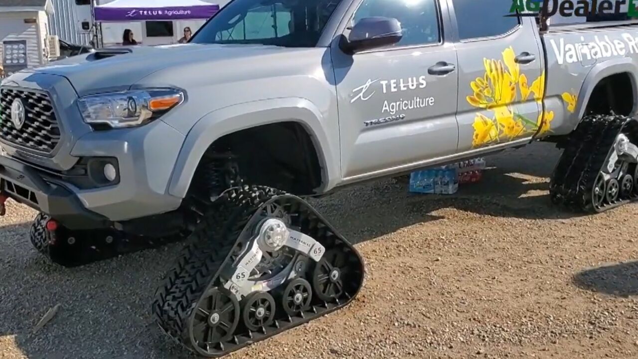 丰田塔库玛泥土取样车配置mattracks全地形橡胶履带轮亮相农业展会