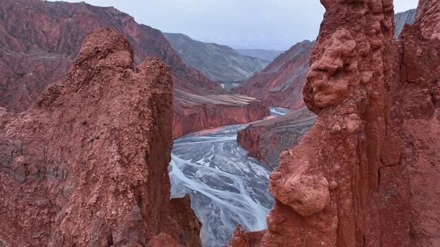 安集海大峡谷 现代派的山水画卷 ,是亿万年天山雪水自然冲刷的杰作,悬崖、绝谷、流水.