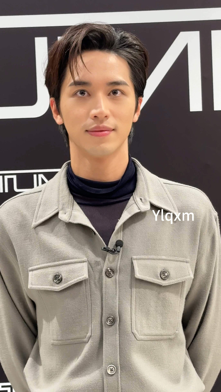 许魏洲 灰色套装帅气简约～生视频怼脸状态如何?