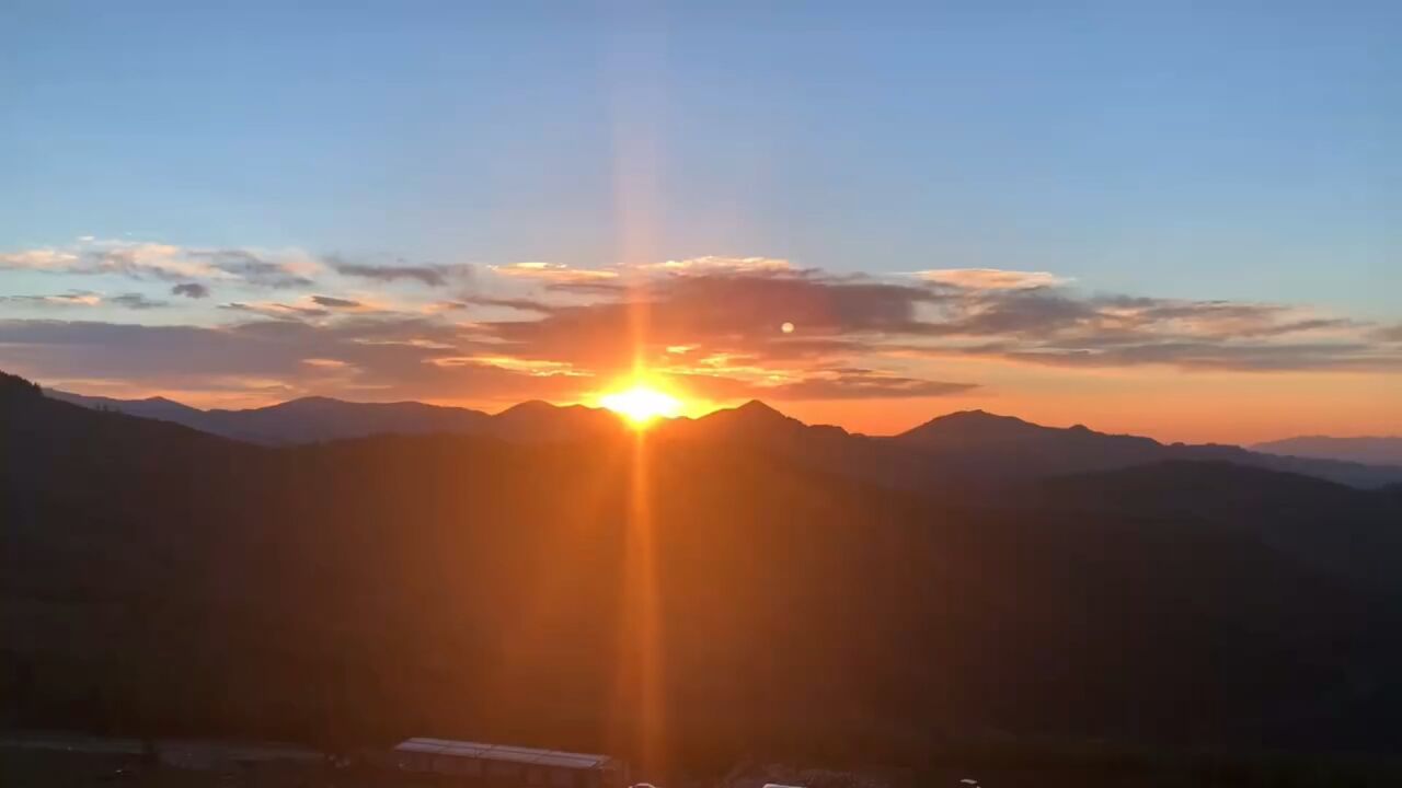 喜欢看日出,因为富有朝气,充满力量,能燃起心中希望的苗头.