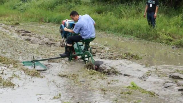 民间牛人发明小型耕田机,,耕地犁地一气呵成,轻松应对山地梯田