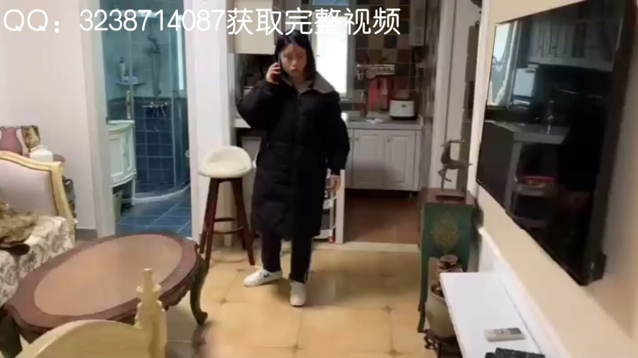 小女孩在学校不听话被老师通知了她妈妈，妈妈生气的打了她的屁股