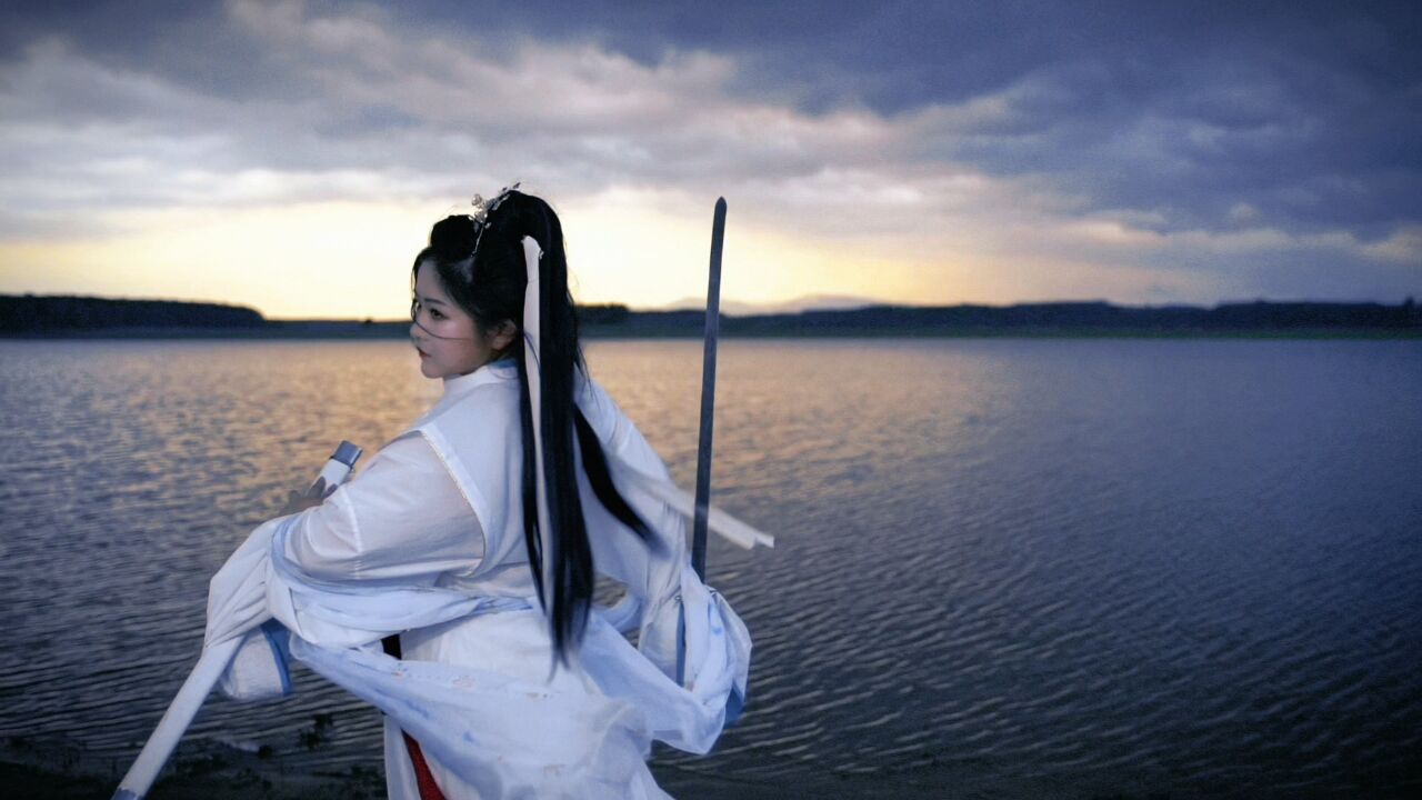 纵是江暗浪白风起处,我自谈笑,剑指天