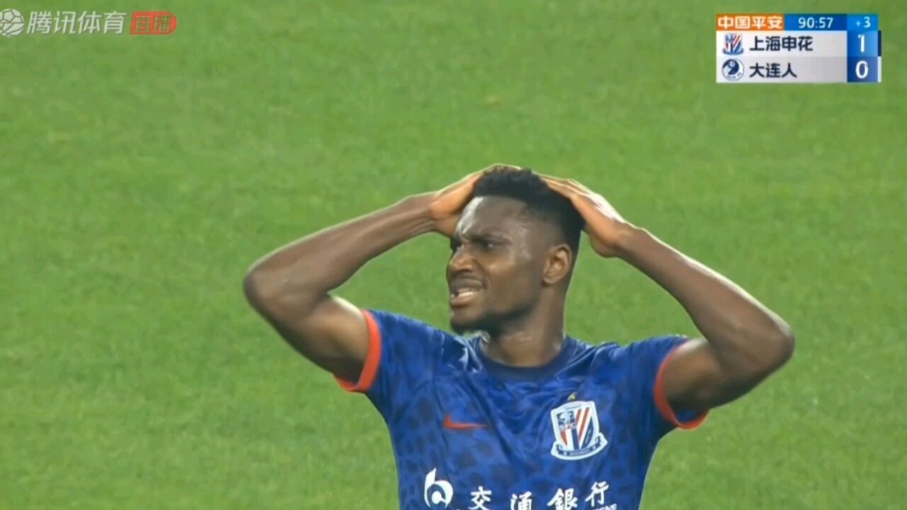 倒霉到极点!马莱莱强硬挤倒对手,禁区却摔倒手球错失良机