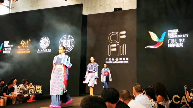 第133届广交会时尚周,模特T台走秀展示时尚服装