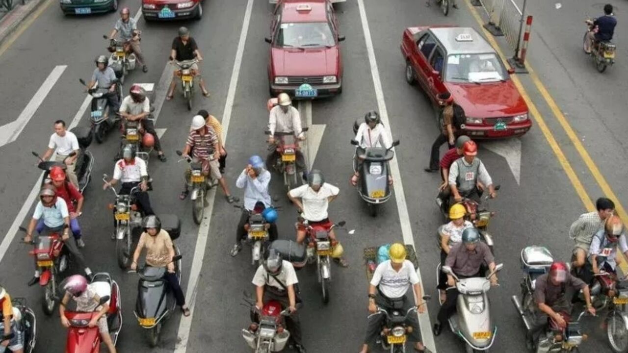 解禁"禁摩令"第一城出现,设摩托车专用道?网友:早就该这样