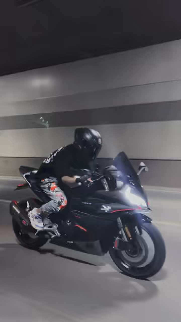 你男朋友很帅 那他会骑摩托车吗 #机车男孩 #春风450sr #机车