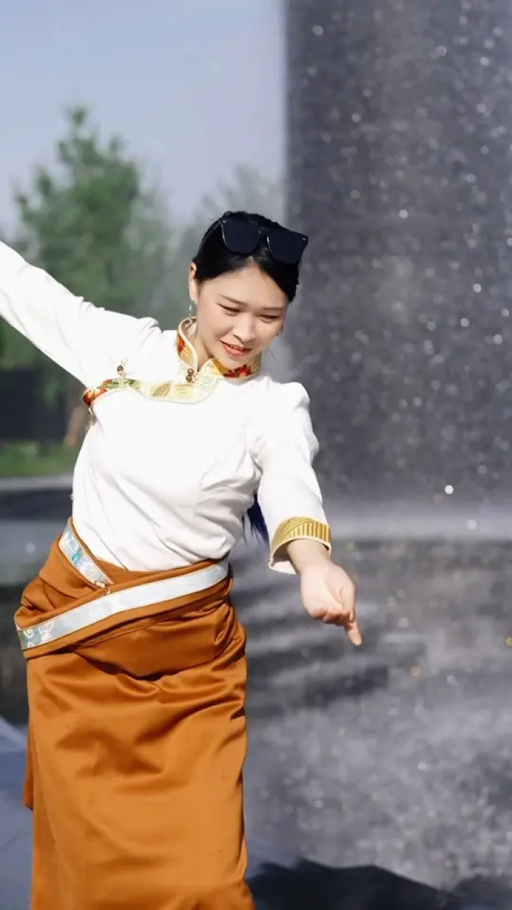 藏族锅庄舞 #摄影师云峰 #藏族姑娘 #藏族舞蹈 #藏装show