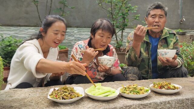 公婆忙着摘花生,儿媳把晌午饭安排好,酸豆角炒鸡胗,下饭又下酒