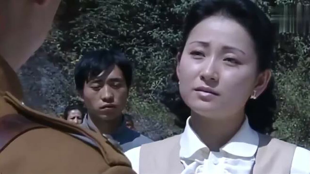 关中：美女过关卡被刁难，哪料刚亮出证件，首长看了都得认怂_高清1080P在线观看平台_腾讯视频
