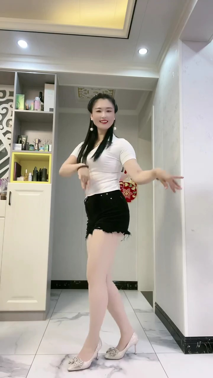 居家小媳妇跳舞认真