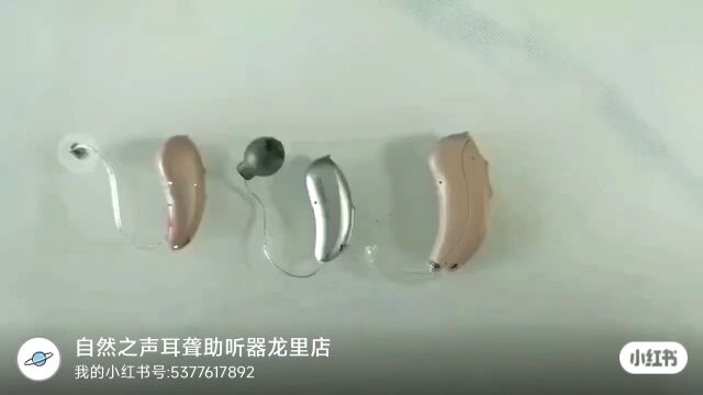 正确开启助听器舱门:①请严格按照下述视频操作,用手指垫托住电池门再打开;②电池不要装反了;③电池不要装到助听器机体内.