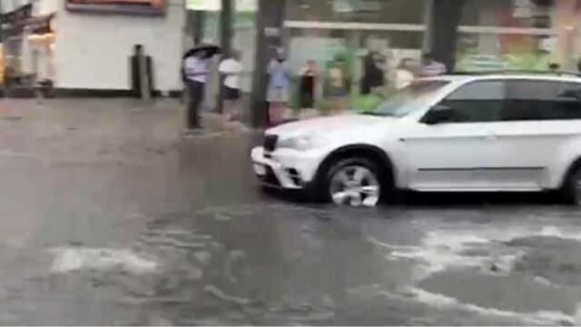 德国柏林遭遇强降雨,部分街道被淹