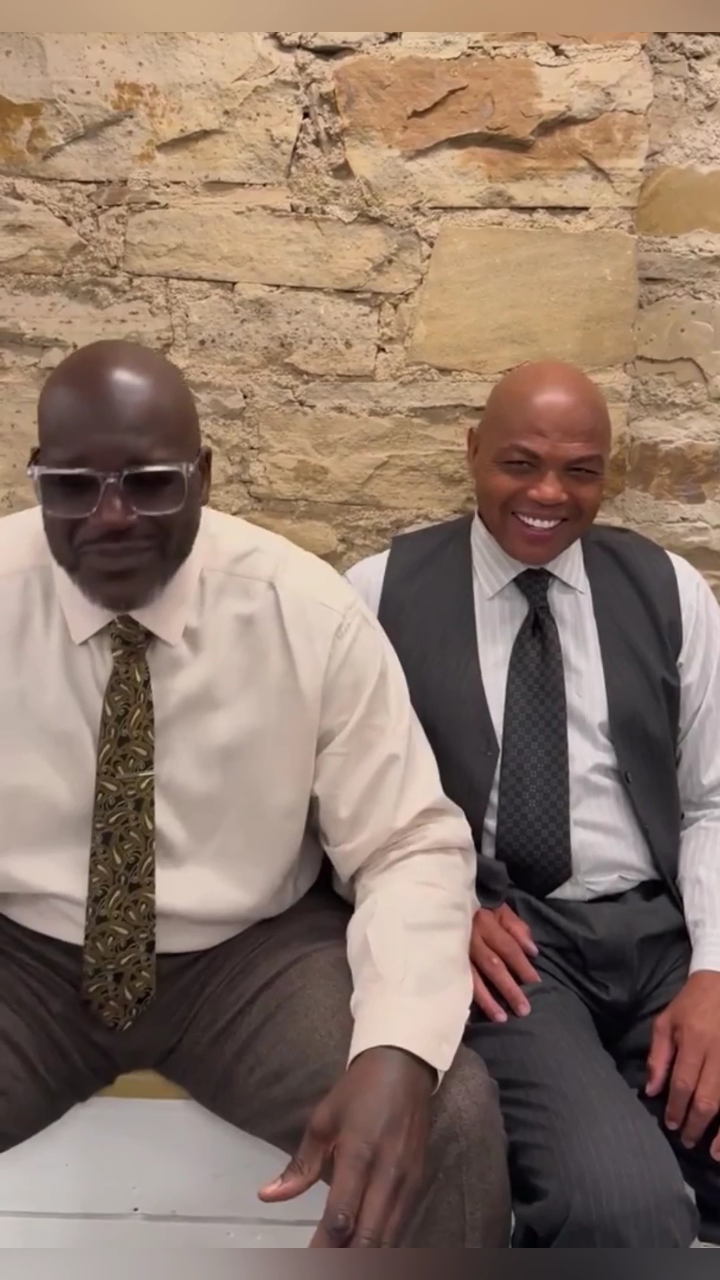 奥尼尔和巴克利比赛唱歌