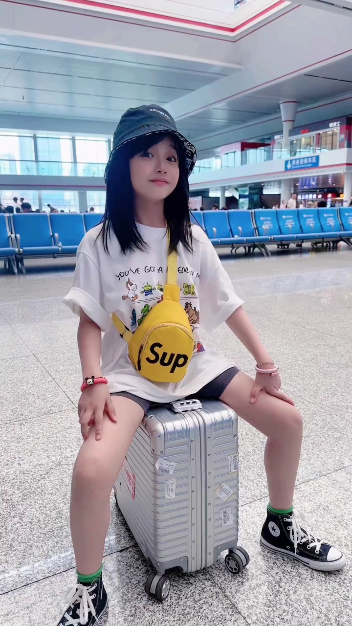 演员李洛伊 成都每天都很充实精彩#vlog日常#手势舞#甜美女孩#无忧无