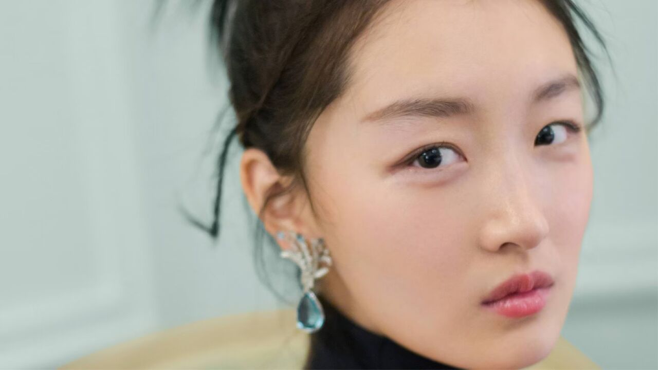 周冬雨深夜现身做头发,一袭白色连衣裙超清纯,围观跑车太兴奋